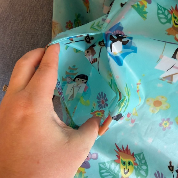 Disney It’s a Small World Women’s Raincoat Sz Large New w/o tags - Picture 9 of 15